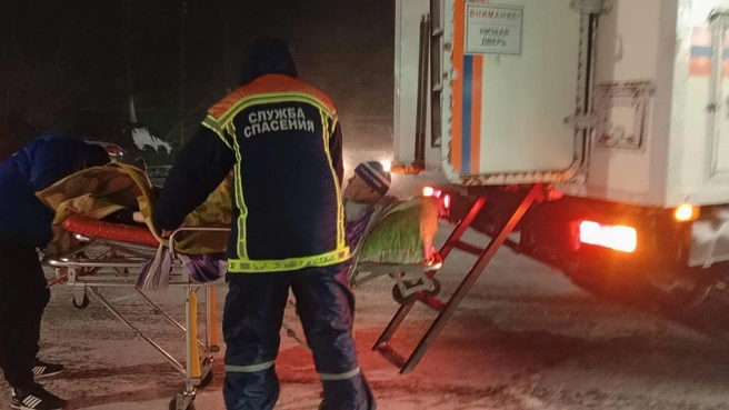 Спасатели эвакуировали даже экипаж и больных из скорой | Источник: Юрий Юрин / Telegram