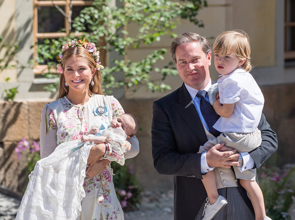 Шведская принцесса Мадлен с супругом Кристофером О'Ниллом и их детьми - принцем Николасои и с маленькой принцессой Адриенной на крестинах малышки, 8 июня 2018 года | marieclaire.ru