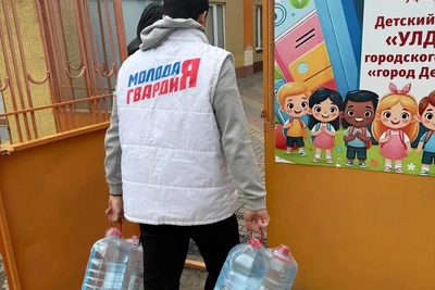 Студенты доставили воду в детские сады Дербента