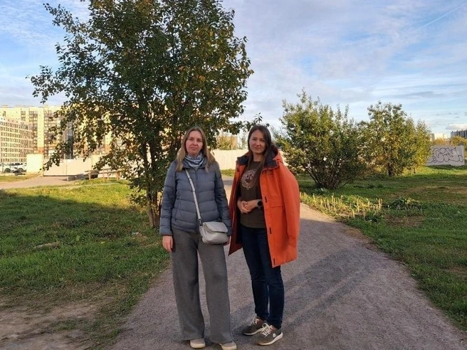 Екатерина и Татьяна на одной из дорожек, которую жители Средней Рогатки сделали сами | Источник: Анна Мотовилова / «Фонтанка.ру»