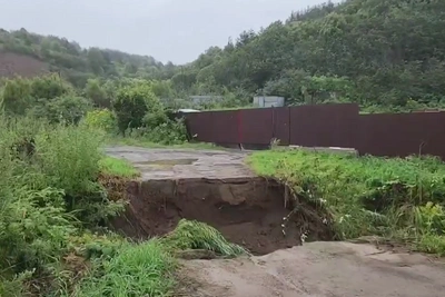 Дорогу в Углегорске размыло ливнем