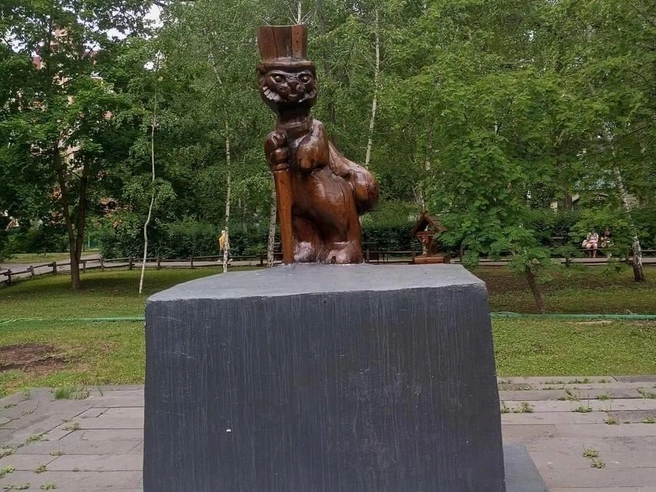 Фигура этого ученого кота упала на ребенка | Источник: Говорит Саратов / Telegram