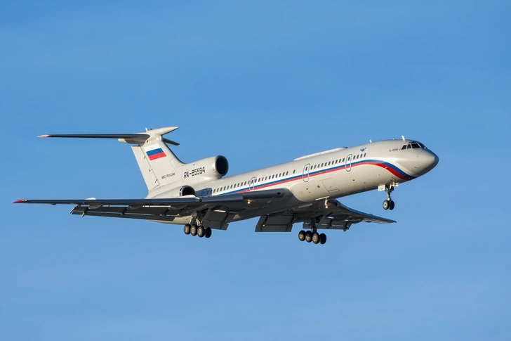 Советский самолет Ту-154Б-2 RA-85594 ВВС России приземляется в Чкаловском. 13 марта 2015 г. | Источник: Shutterstock/Fotodom.ru