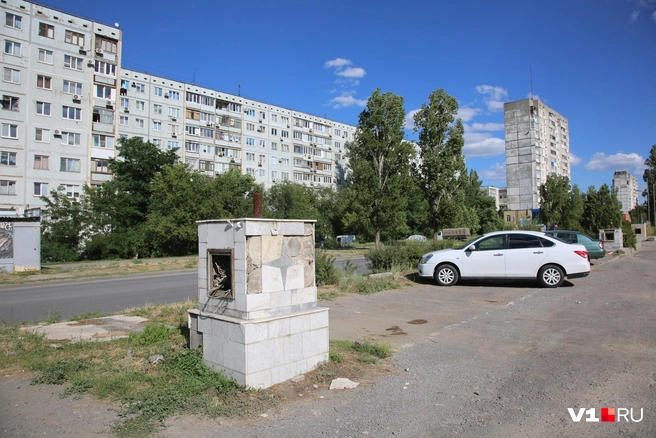 Занимавшийся сносом подрядчик уверяет, что столбы исчезли еще до его выхода на обьект | Источник: Константин Завриков / V1.RU