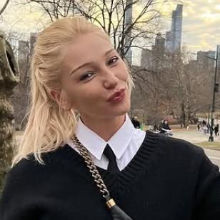 Настя Ивлеева с мужем в спешке распродают недвижимость: в ход пошли двушка родителей, двухэтажный дом