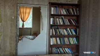 Дмитрий сам собирал книги — их разбросали подростки, которые лазят на заброшки | Источник: Виктория Улитова / YA62.RU