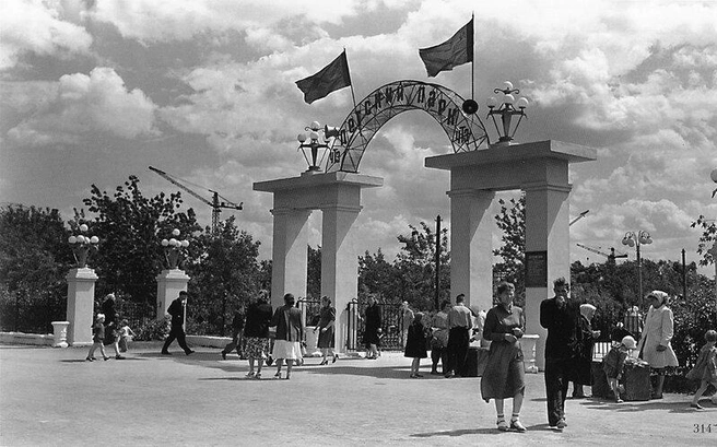 Аттракционов для детей в парке поставили немного, но там было приятно просто погулять | Источник: ЦИКНЧ