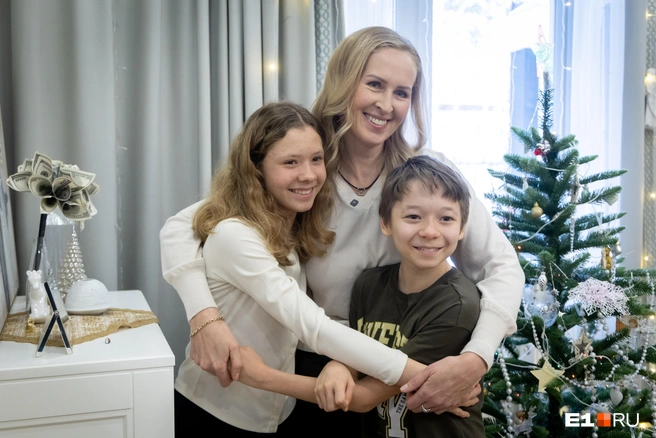 Под елкой дети обязательно найдут то, что загадали  | Источник: Владислав Лоншаков / E1.RU