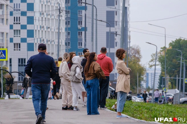 Родители стоят за забором и наблюдают за зрелищем, то есть детьми | Источник: Булат Салихов / UFA1.RU