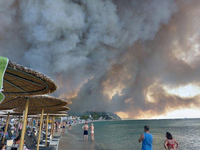 Столбы огня подошли к пляжам в Греции — туристам пришлось спасаться бегством. Видео бушующей стихии