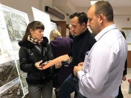 Калениченко (справа) на публичных слушаниях в 2019 году | Источник: Любовь Никитина / vk.com