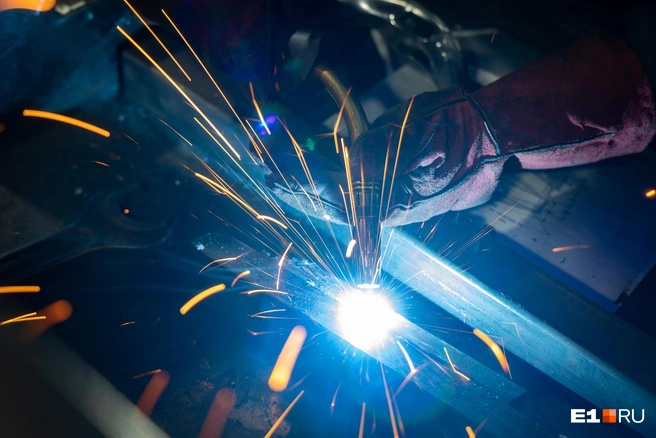 Для сварщика важно уметь держать руку уверенно | Источник: Владислав Лоншаков / E1.RU