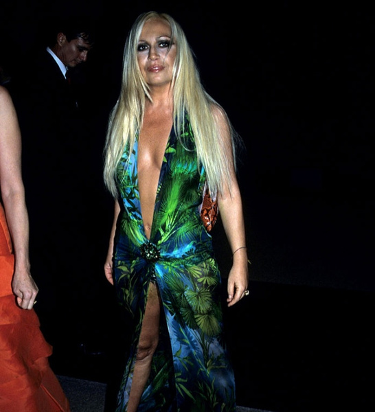 Какая актриса первой надела «то самое» платье Versace, которое Лопес прославила после нее