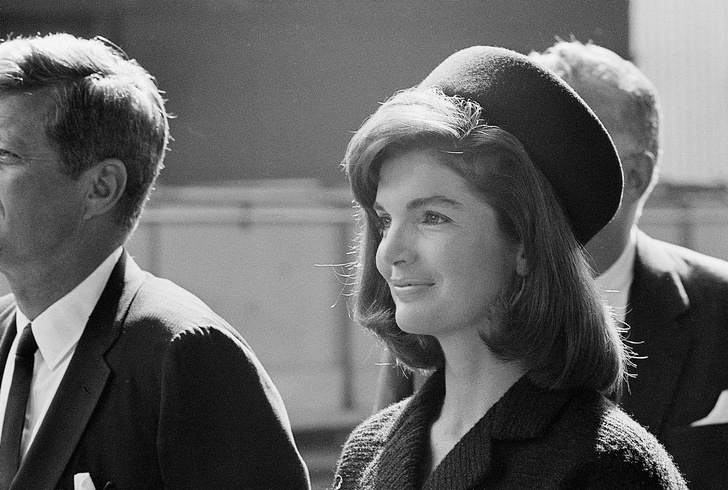 «Корона» Первой леди: как Жаклин Кеннеди сделала шляпы-таблетки трендом