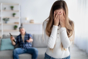 «Спустя много лет я все еще боюсь орущего выпившего отца. Как побороть свой страх?»