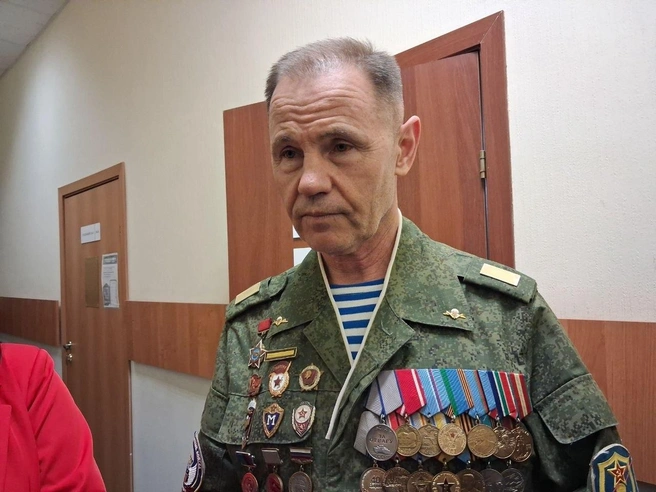 Суд отложил дело ветерана с флагом крымских татар | Источник: Анна Мотовилова / «Фонтанка.ру»