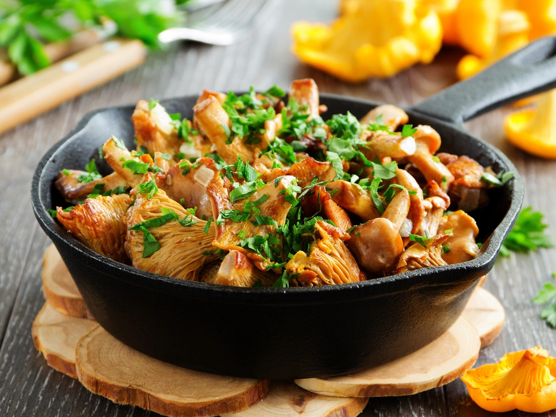 Сезон лисичек: 5 проверенных рецептов для всей семьи | marieclaire.ru