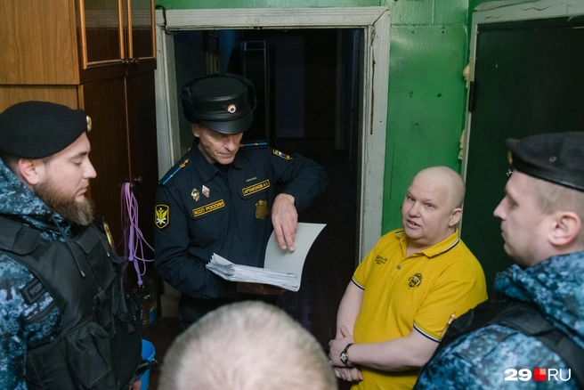 Спор с приставом начался еще на входе в помещение | Источник: Иван Митюшёв