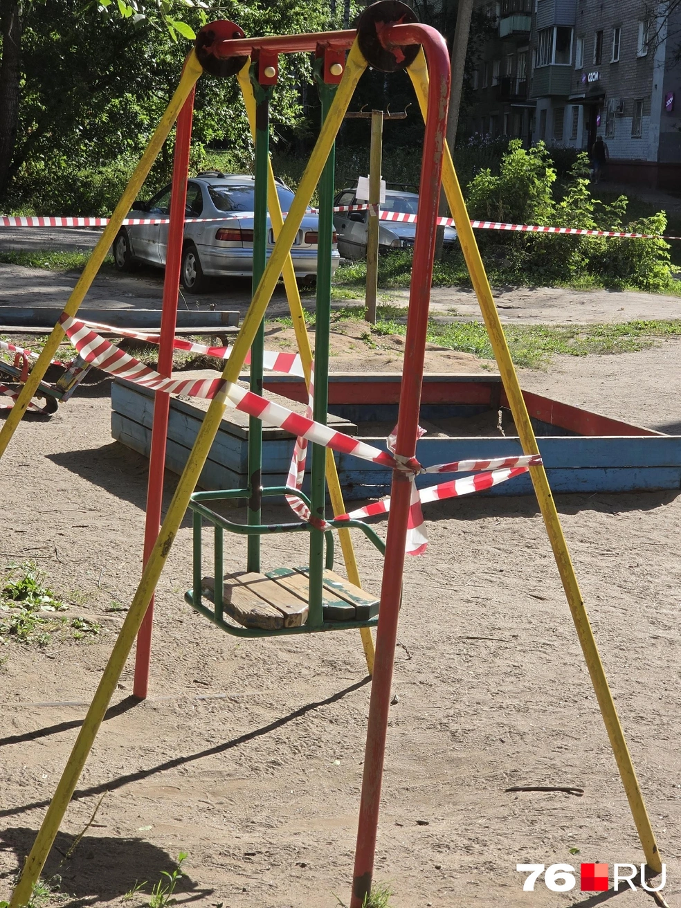 Единственная несломанная качель также попала под удар | Источник: читатель 76.RU