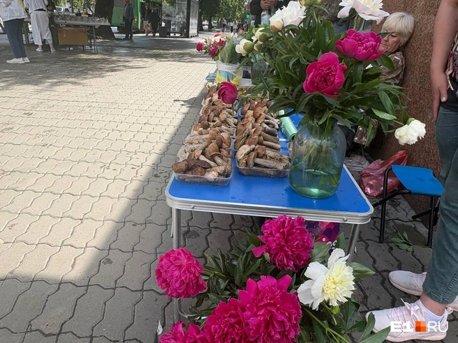 Кроме грибов Ольга продает и пионы | Источник: Ксения Мельникова / E1.RU