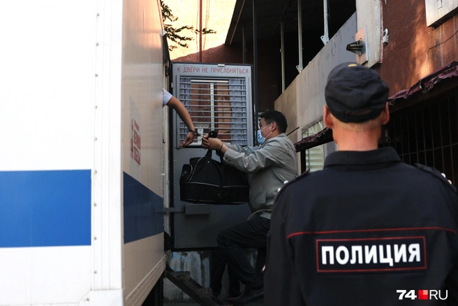 Прокурора увезли из здания суда в автозаке | Источник: Наталья Лапцевич