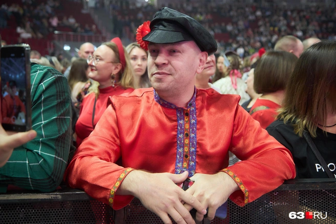 Красную рубаху Дмитрия мы заметили издалека | Источник: Роман Данилкин / 63.RU