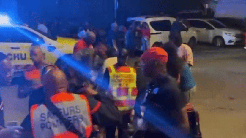 «Мчался прямо на нас»: автомобиль влетел в толпу на рождественской ярмарке во Франции. Есть пострадавшие — кадры