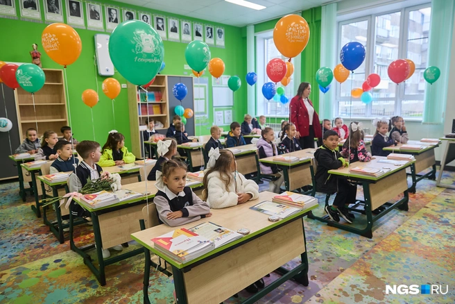 Первоклассникам выдали учебники | Источник: Александр Ощепков / NGS.RU
