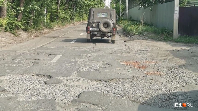 В Екатеринбурге на убитой улице нанесли разметку прямо в ямы | Источник: читатель E1.RU