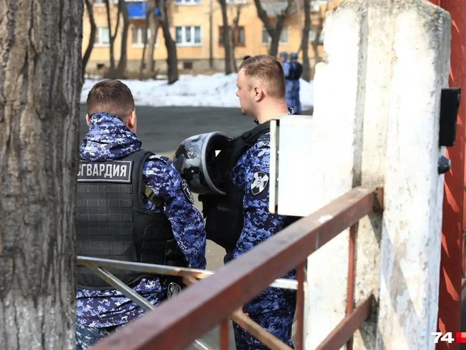 На место происшествия в школе Ленинского района прибыли сотрудники Росгвардии. | Источник: Михаил Шилкин