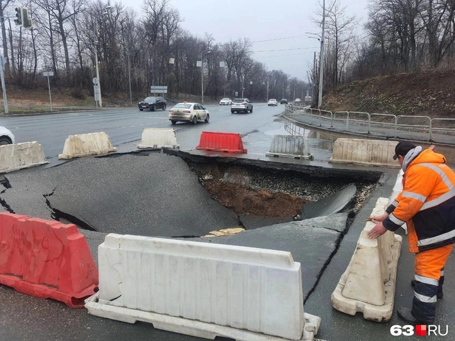 Участок дороги около стадиона «Солидарность Самара Арена» провалился прошлой весной | Источник: Алексей Ногинский / 63.RU 