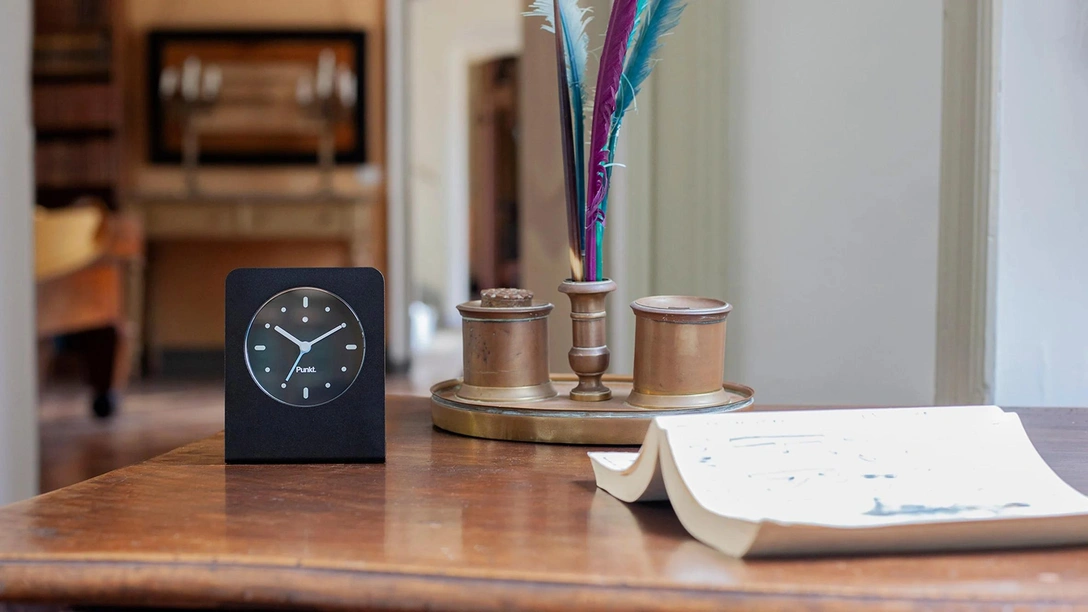 Будильник по дизайну Джаспера Моррисона для Punkt | mcmaison.ru