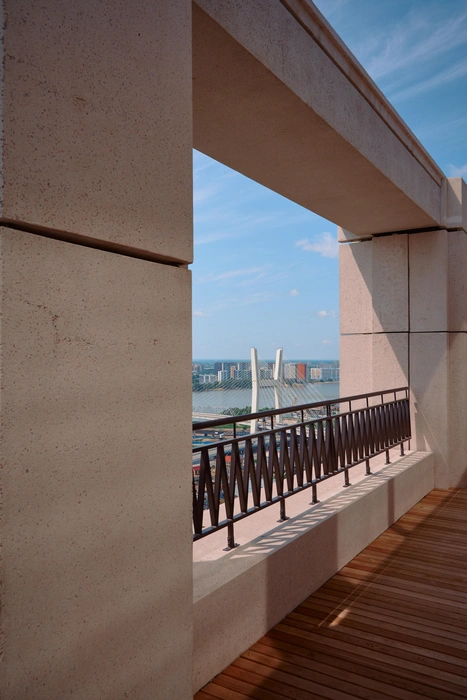 Уникальная отделка панелями из белого бетона | Источник: ООО «Брусника»