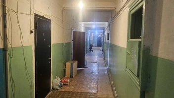Потом мальчик пробежал еще по одному пролету коридора и вбежал в открытую квартиру соседки | Источник: Дарья Никитченко / 45.RU