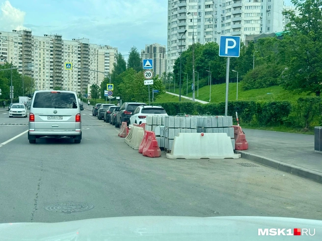 Бордюры заняли парковочное место на юго-западе Москвы | Источник: Марина, читательница MSK1.RU