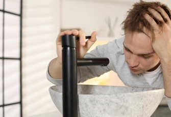 «Как выпью — тянет на женщин. И вот моя меня выгнала из дома. А ведь она на 20 лет старше»