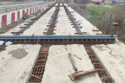 Левую половину моста через Новоселку ремонтируют в Томаринском районе