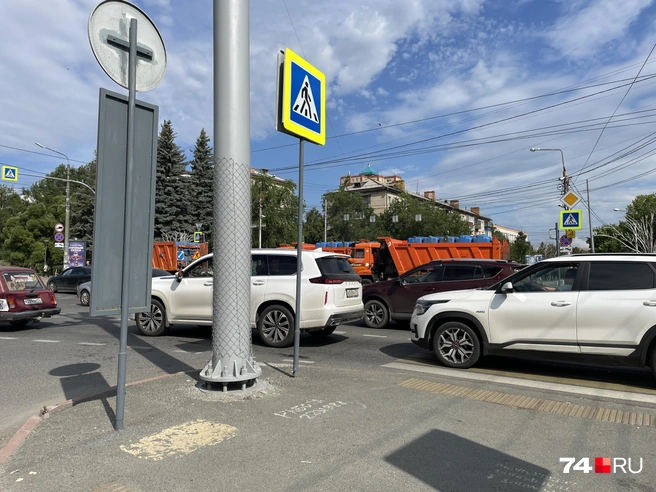 На перекрестке Ленина с Энтузиастов выставили большегрузы, перегородившие дорогу | Источник: Михаил Шилкин