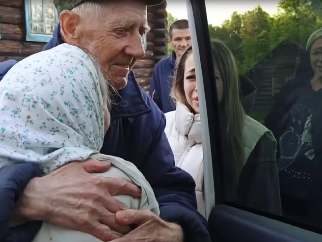 Родственники встретили найденную женщину со слезами | Источник: Поисково-спастельный центр «Рысь»