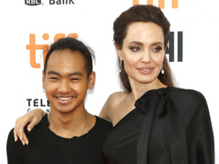 Мэдокс Джоли-Питт вернулся домой и продолжил занятия по русскому языку с репетитором