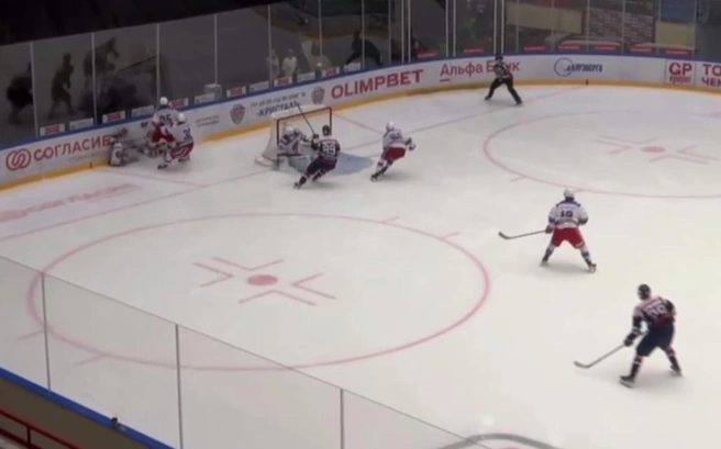 Фрагмент видео с момента удара саратовского нападающего | Источник: поля / ХК «Кристалл» | ОФИЦИАЛЬНЫЙ ЧАТ / Telegram