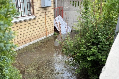 В Волгограде вода из пожарного гидранта топит частный дом