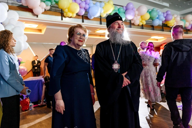 Гости праздника — полпред президента Артем Жога, омбудсмен Татьяна Мерзлякова и митрополит Евгений | Источник: Максим Комаров