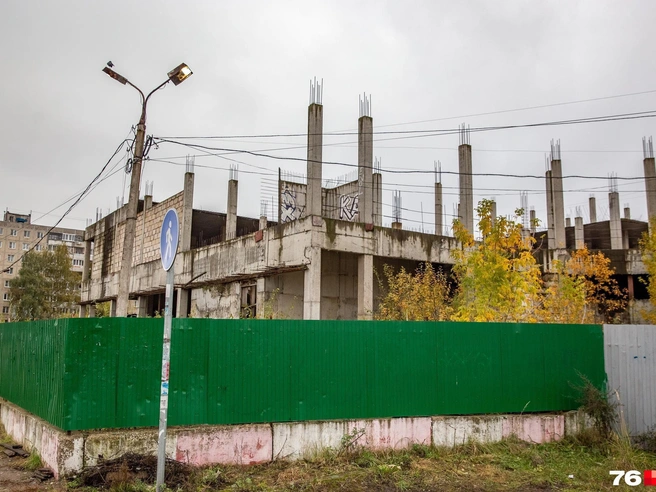 Продажа недостроя на Труфанова стала возможной после разрешения на строительство жилых высоток | Источник: Кирилл Поверинов / 76.RU