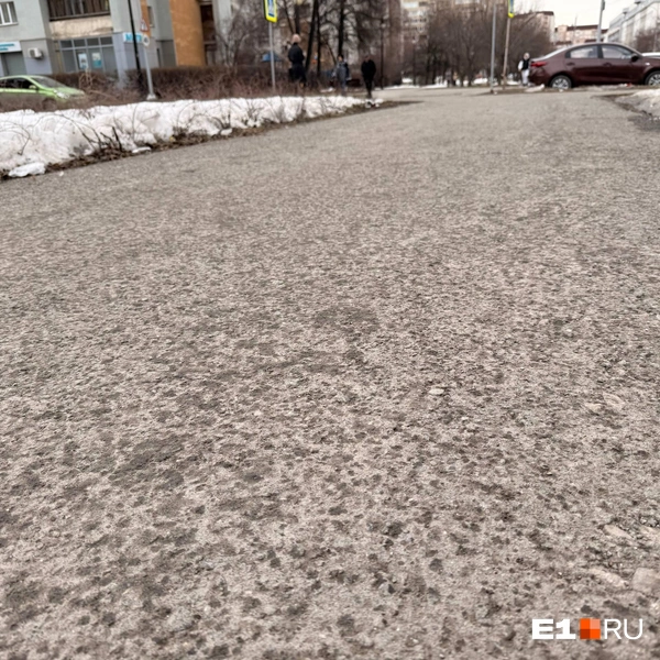 Но пока асфальт лишь частично намок  | Источник: Полина Краснопевцева / E1.RU