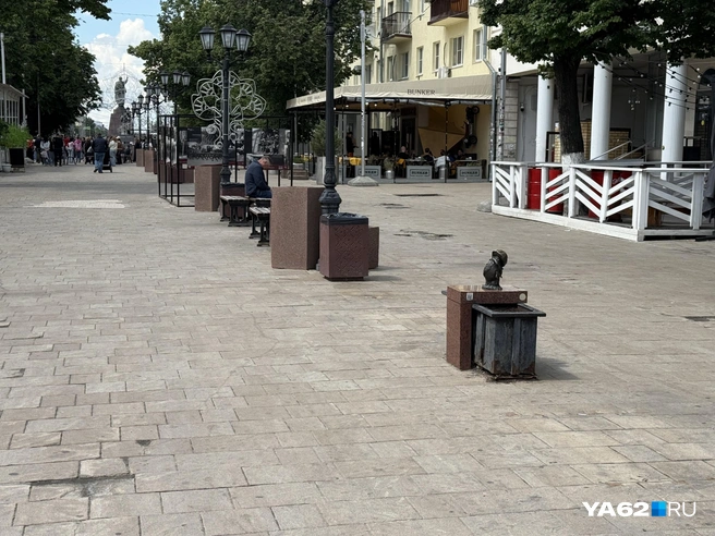 На Почтовой оставили пару лавочек в самом начале улицы | Источник: Сергей Петунин / YA62.RU