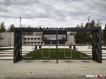 У культурно-досугового центра «Радуга» пустовато, сам он перекрыт ограждениями | Источник: Михаил Мечев / MSK1.RU