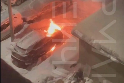 Ночной пожар внедорожника в Мурманске