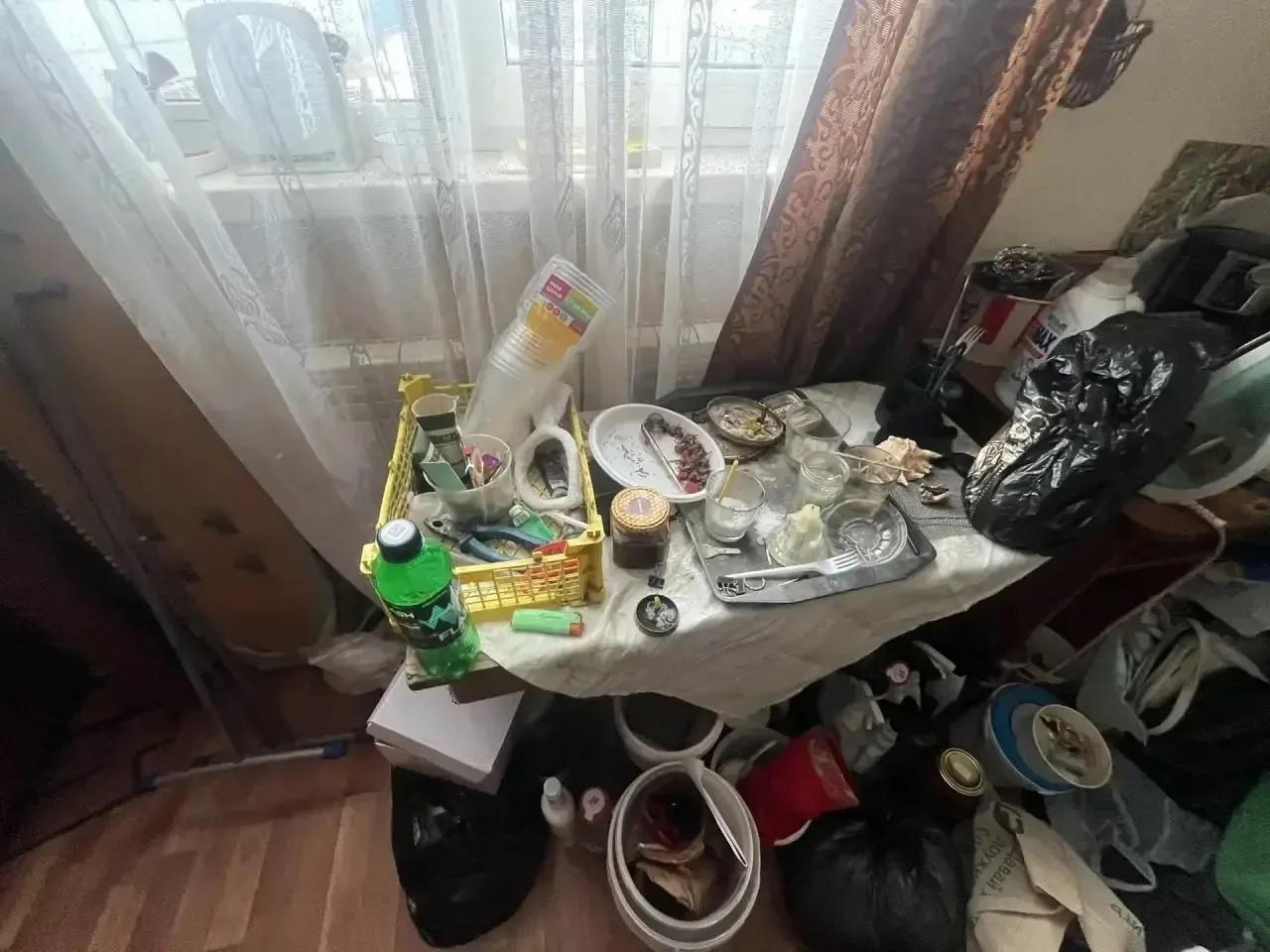 Омичка устроила притон для наркоманов — посмотрите, как он выглядит