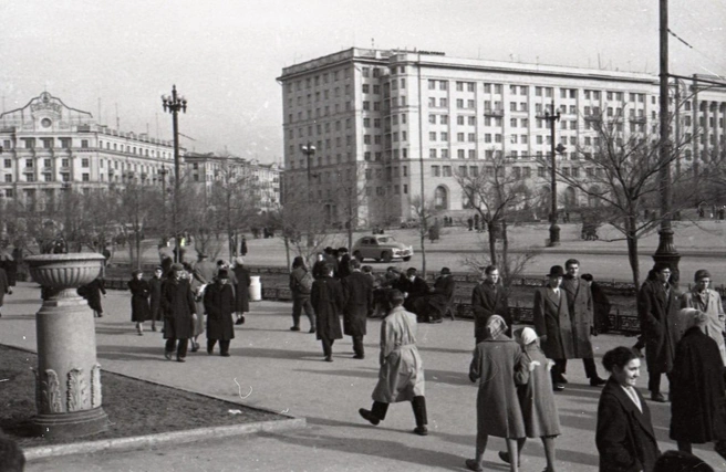1960 год. Вид на площадь с противоположной стороны улицы&nbsp;— от дома облисполкома | Источник: В. Георгиев, фонды ОГАЧО